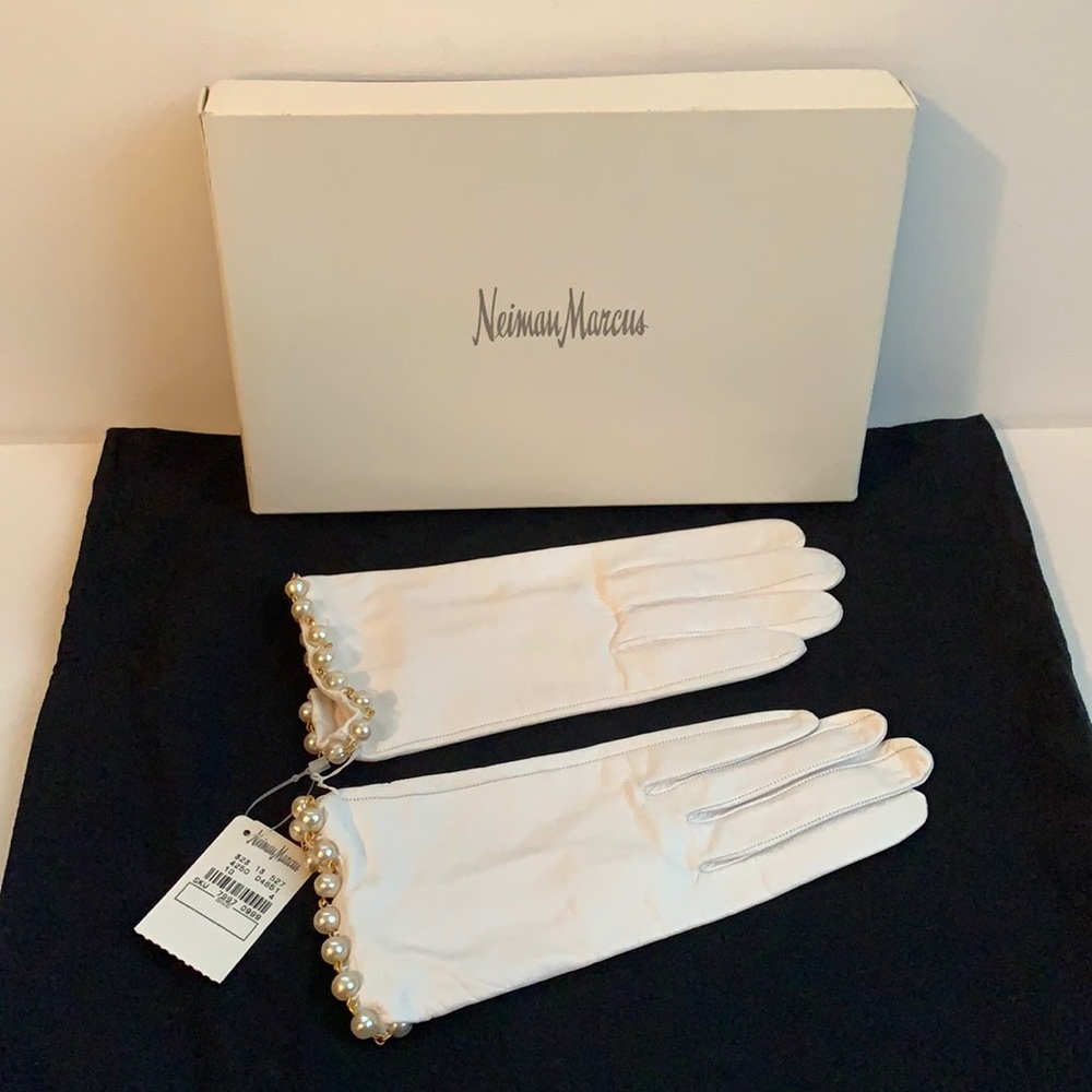 Chanel White Kidskin Leather With Pearl Trim Gloves SZ 7 1/2, New in Box, w/ Tag